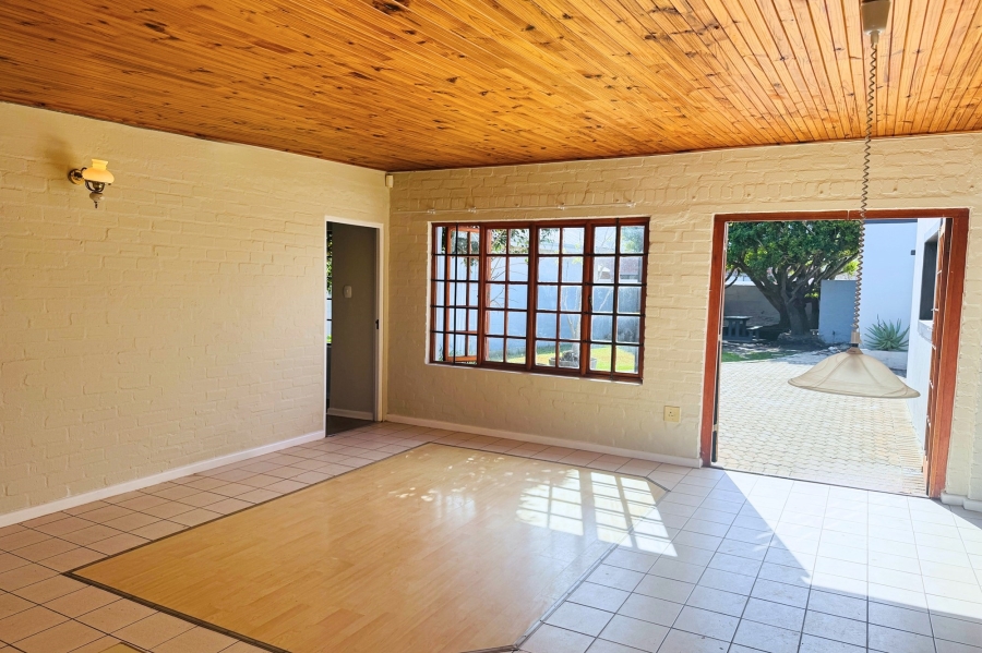 3 Bedroom Property for Sale in Sandbaai Western Cape